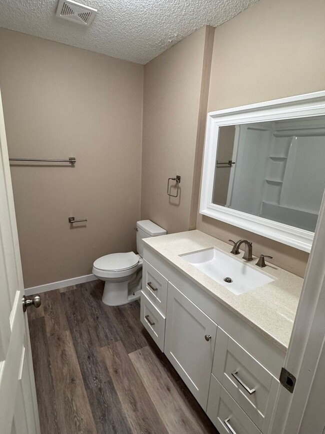 Building Photo - REMODELED 2 Bed, 1 Bath Upper Level Apartm...