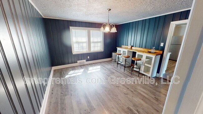 Building Photo - 111 Collins Ave