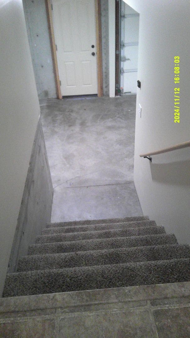 Building Photo - MOVE IN SPECIAL!! Spacious 3 bed 2.5 bath townhouse