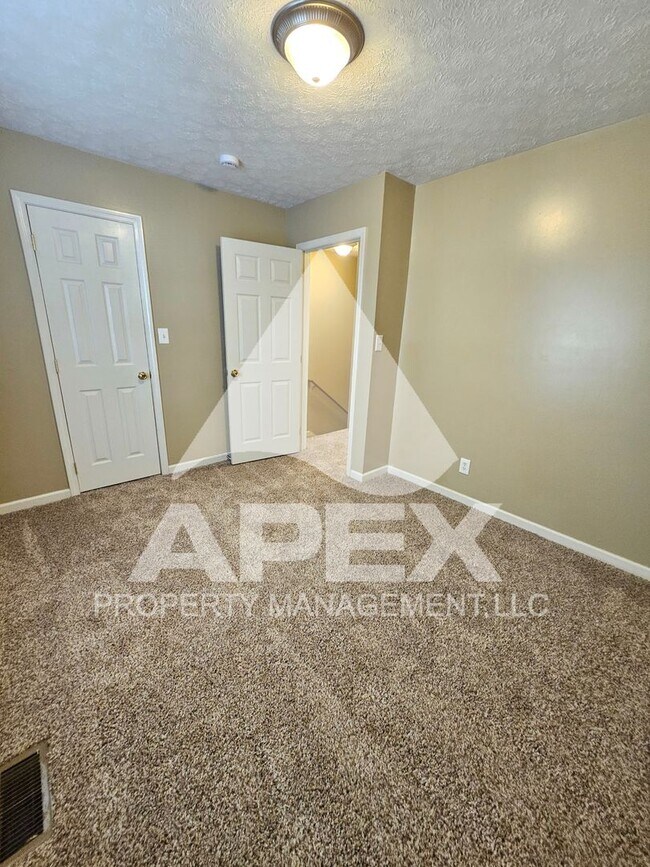 Building Photo - MOVE-IN SPECIAL,NO RENT TIL MAY 1ST! - Nice 2 Bd | 1.5 Ba Townhouse in West Knox Condo Community!