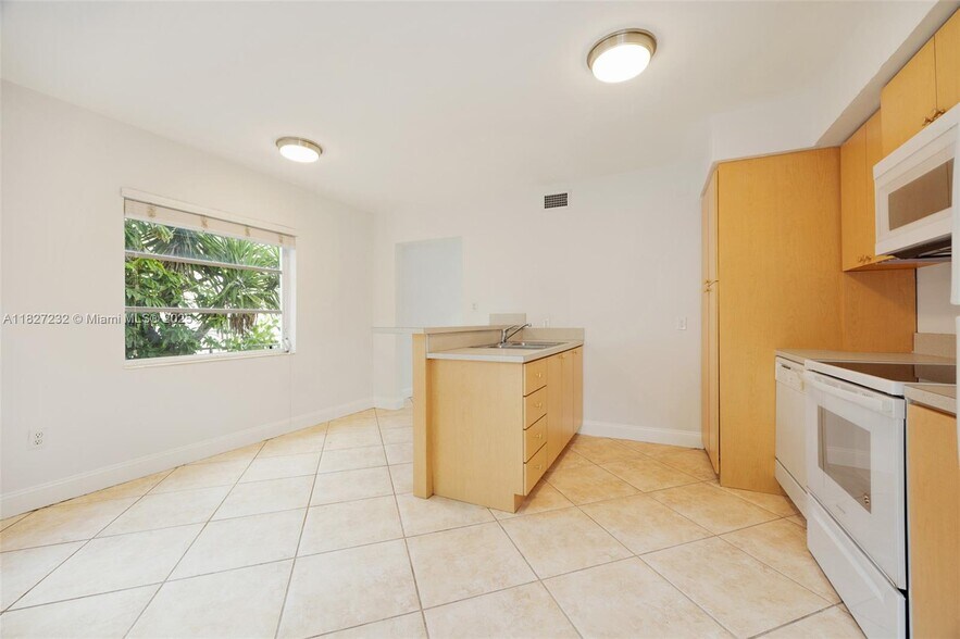 Building Photo - 2332 SW 26th Ln