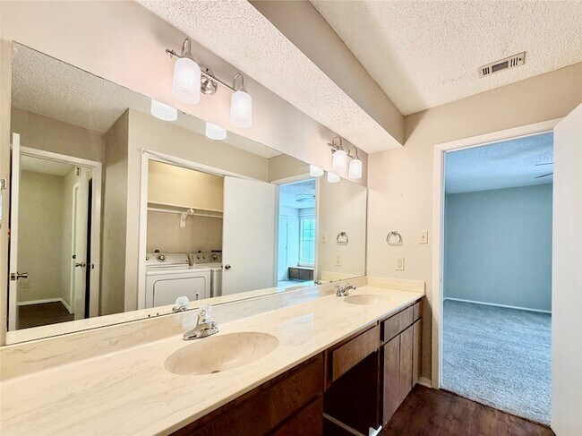 Building Photo - 1247 Dallas Dr