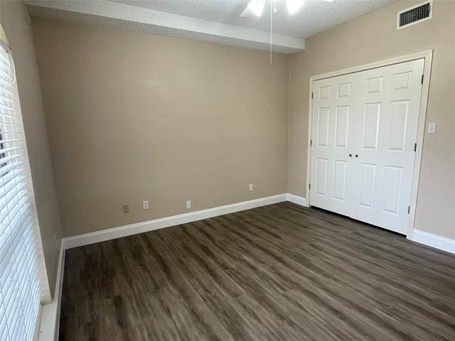 Building Photo - 2111 Meadowview Dr