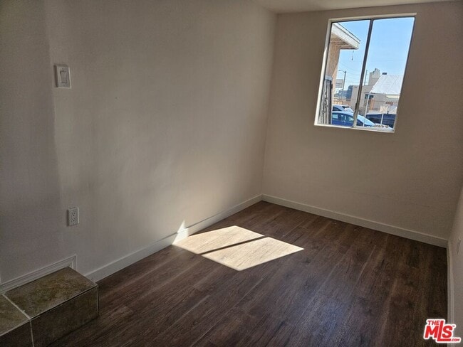 Building Photo - 263 E 84th Pl