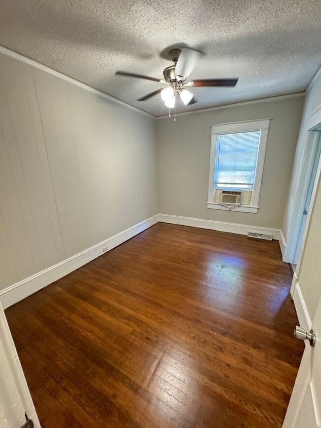Building Photo - Nice 3 bedroom 1 bathroom House