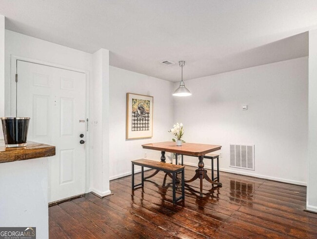 Building Photo - 3307 Pine Heights Dr NE