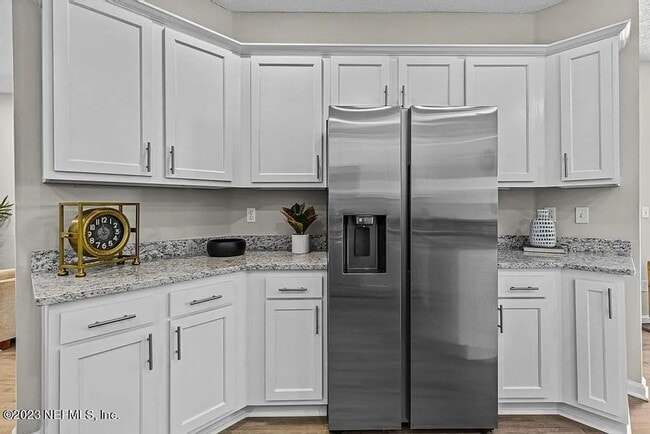 Building Photo - 3 Bedroom 2 Bathroom in Oakleaf Plantation