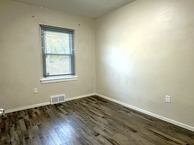 Building Photo - 1402 1st St