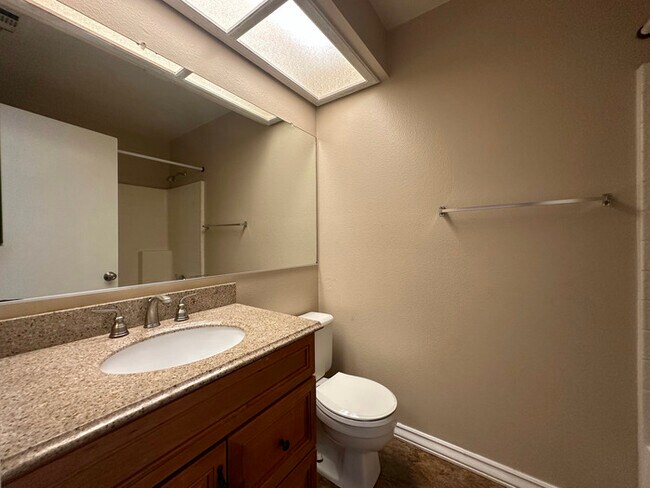 Building Photo - 39542 Del Val Dr