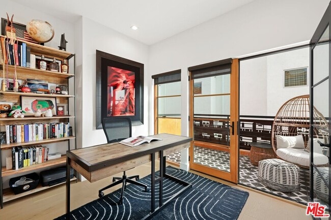 Building Photo - 1035 N Vista St