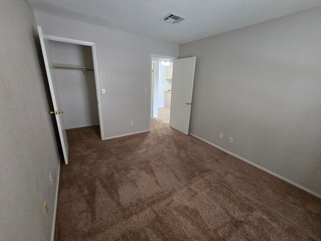 Building Photo - ***GREAT 1 BEDROOM/ 1 BATH CONDO ON SECOND...