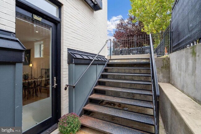 Building Photo - 1211 G St SE