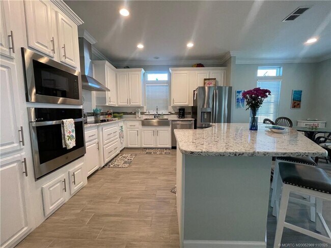 Building Photo - 118 NE Bay Dr