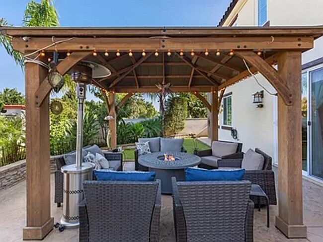 Building Photo - Beautiful, Partially Furnished Oceanside Home