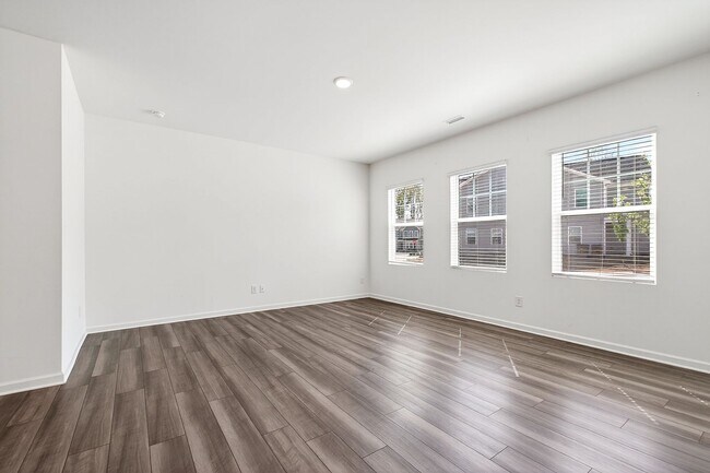 Building Photo - Charming 3BR End-Unit Townhome in Wake Forest!