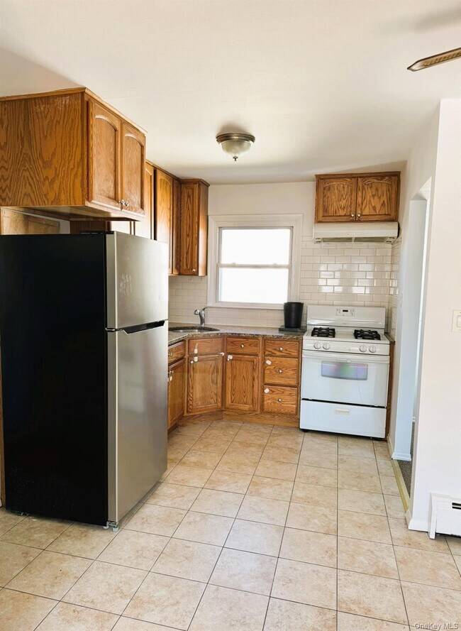 Building Photo - 131 Roslyn Rd