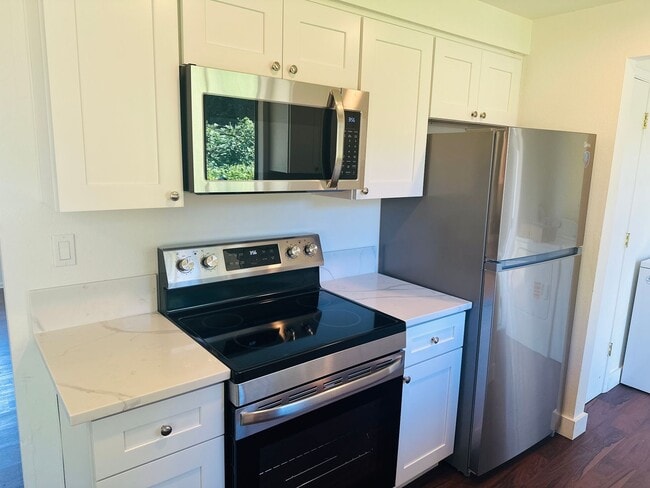 Building Photo - Charming and Newly Renovated One Level Home