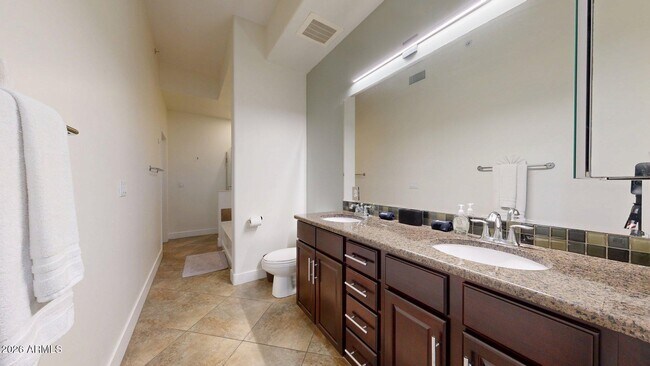 Building Photo - 945 E Playa Del Norte Dr