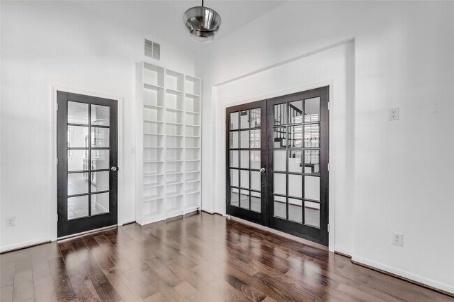 Building Photo - 16942 Lake Willowby Ln