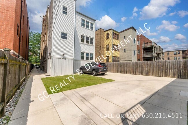 Building Photo - 4329 N Ashland Ave