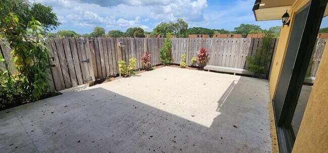 Building Photo - 913 9th Way