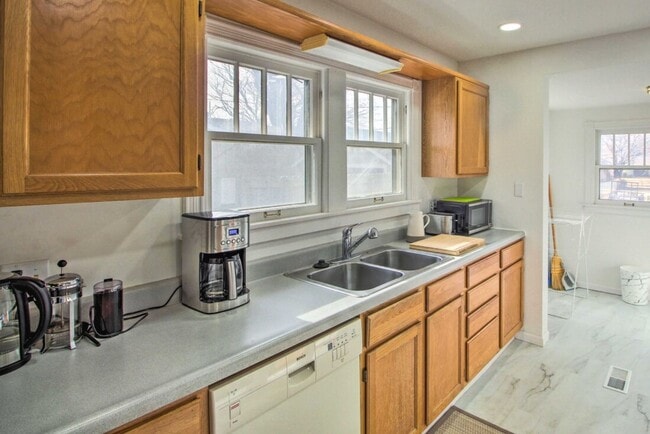 Building Photo - Newly remodeled, fully furnished adorable bungalow in a great location!