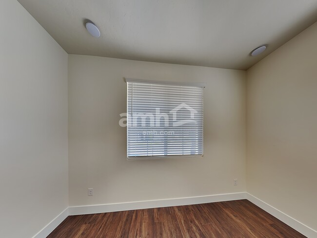 Building Photo - 1423 N Barkvine Ave