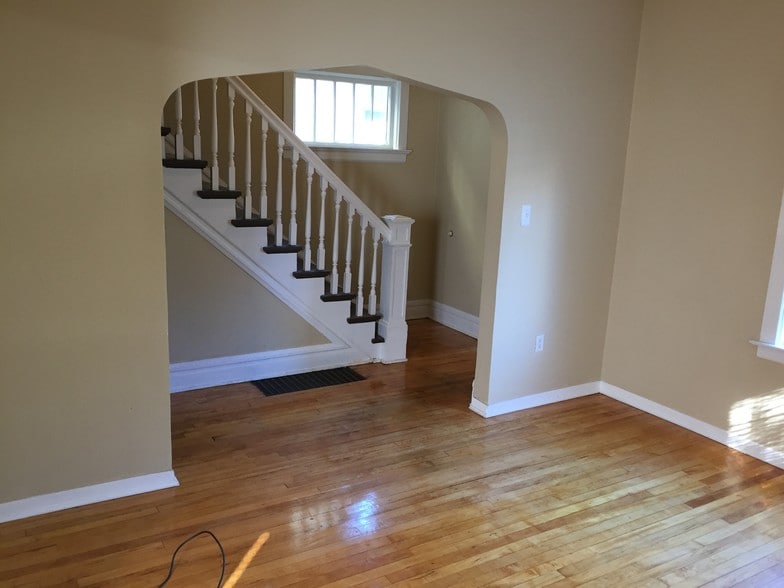 Building Photo - 926 E 8th St