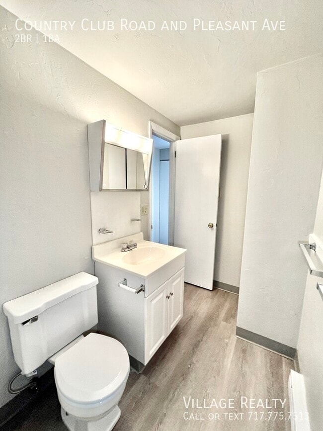 Building Photo - 605 Country Club Rd