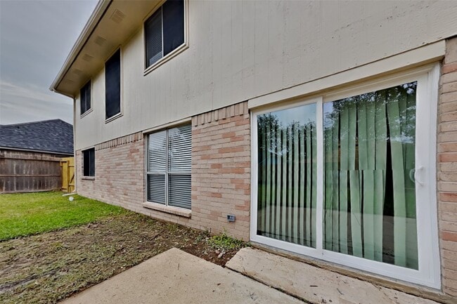 Building Photo - 16907 Spruce Run Dr