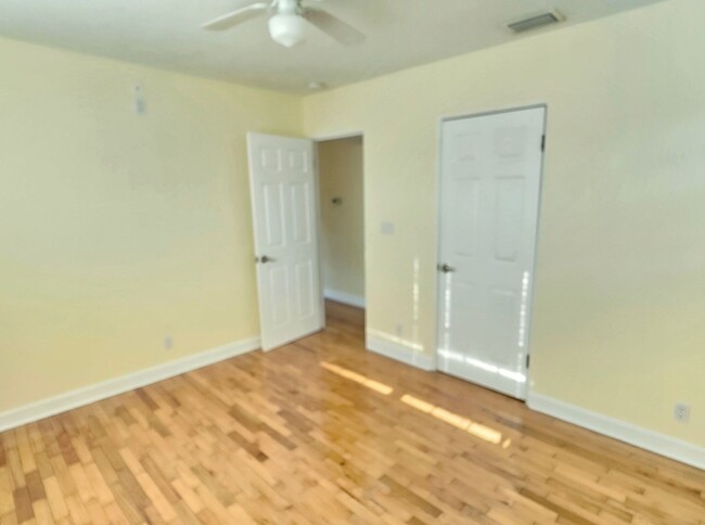 Building Photo - 2 Bedroom 1 Bath Home in St. Pete!