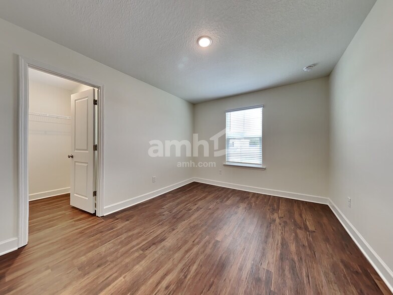 Building Photo - 927 Tan Tara Trl