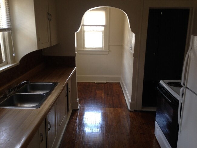 Building Photo - 3 bed, 1 bath house just steps from Missouri State University