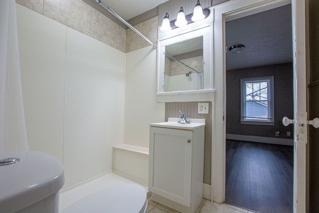 Building Photo - 2 Bedroom / 1 Bath Home located near Askar...