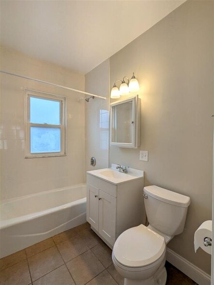 Building Photo - 32 Trowbridge St