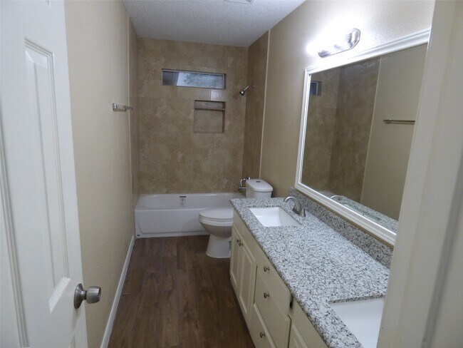 Building Photo - 1242 Park Ln