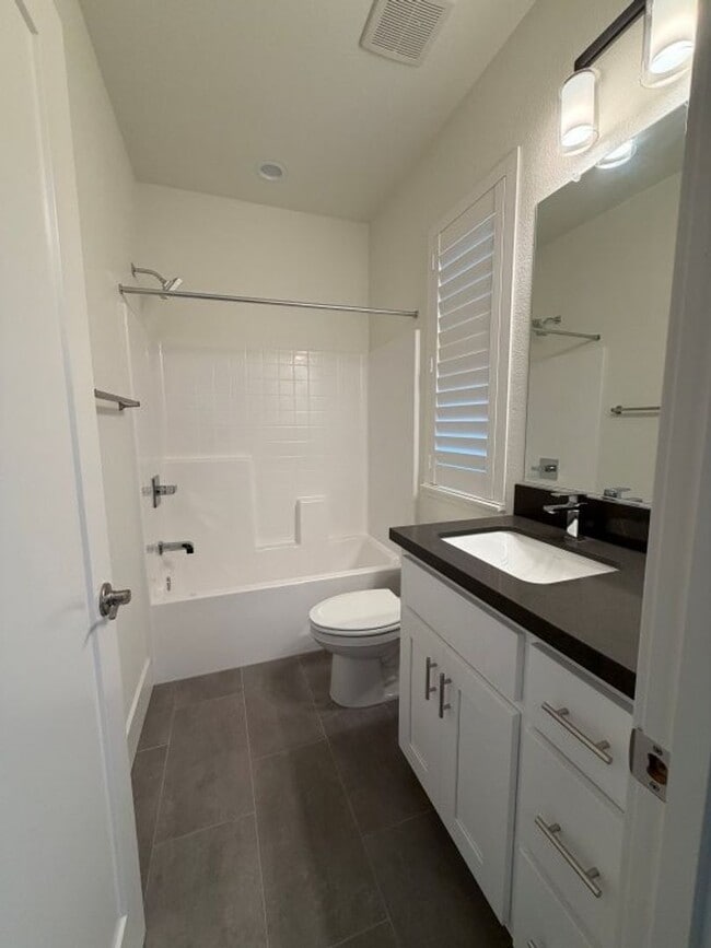 Building Photo - Loft home in downtown Woodland with SOLAR!!