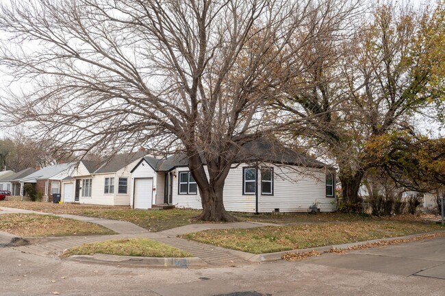 Building Photo - 802 N Minnesota St
