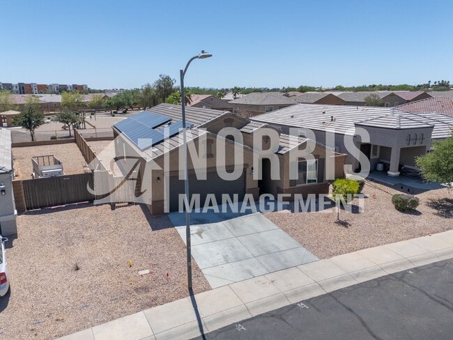 Building Photo - Low Maintenance Home Centrally Located