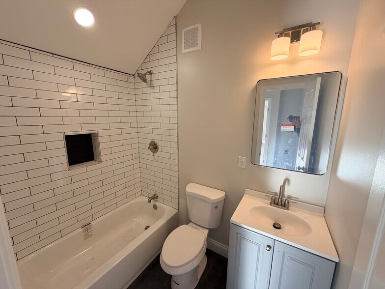 Building Photo - 3 E Overlea Ave