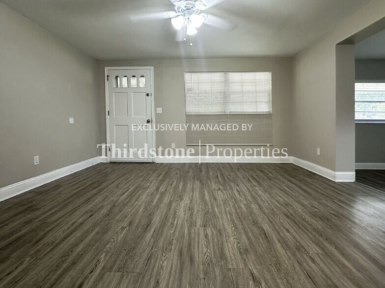 Building Photo - 455 W Clermont Dr