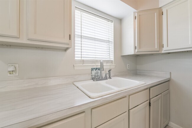 Building Photo - 5514 Vickita Dr