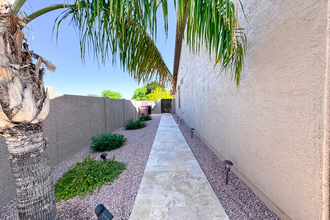 Building Photo - 3Bed/2.5 Ba House in Gated Community in No...