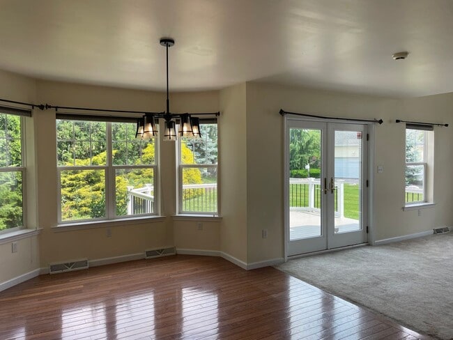 Building Photo - Luxury 3 Bedroom, 1.5 Bathroom End of Row ...