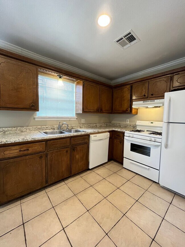 Building Photo - 3 Bedroom 2 Bathroom House!