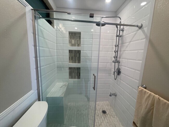 Building Photo - Beautiful 2 bedroom, 2 bath townhome