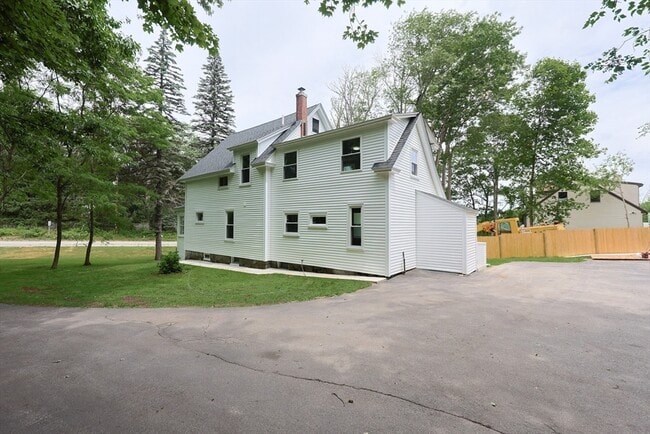 Building Photo - 1250 Pleasant St