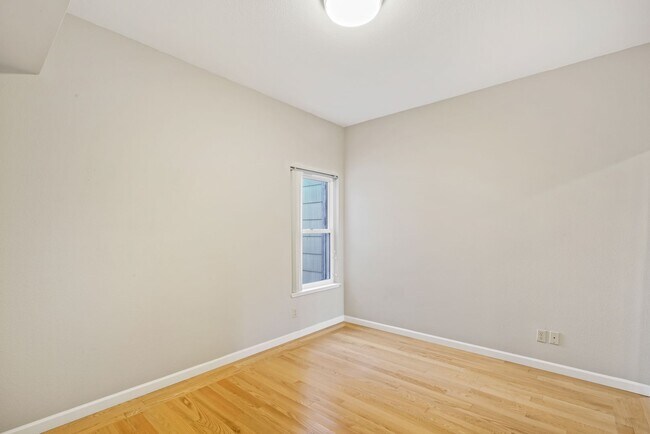 Building Photo - 3bed/2bath Top-Floor Flat w/ Modern SF Charm - Pet(s) Welcome