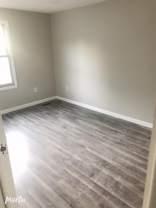 Building Photo - 42 Gladstone Ave