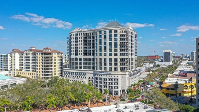 Building Photo - VACATION RENTAL Amazing 2/2 condo in the heart of downtown Sarasota with Bay View!